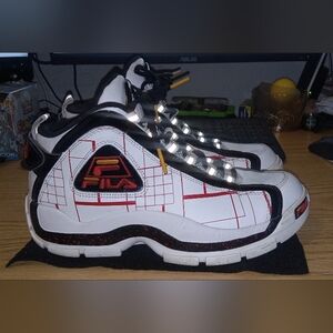 Fila White and Red High-Tops with Black Trim Vintage 1999 Mens 9.5